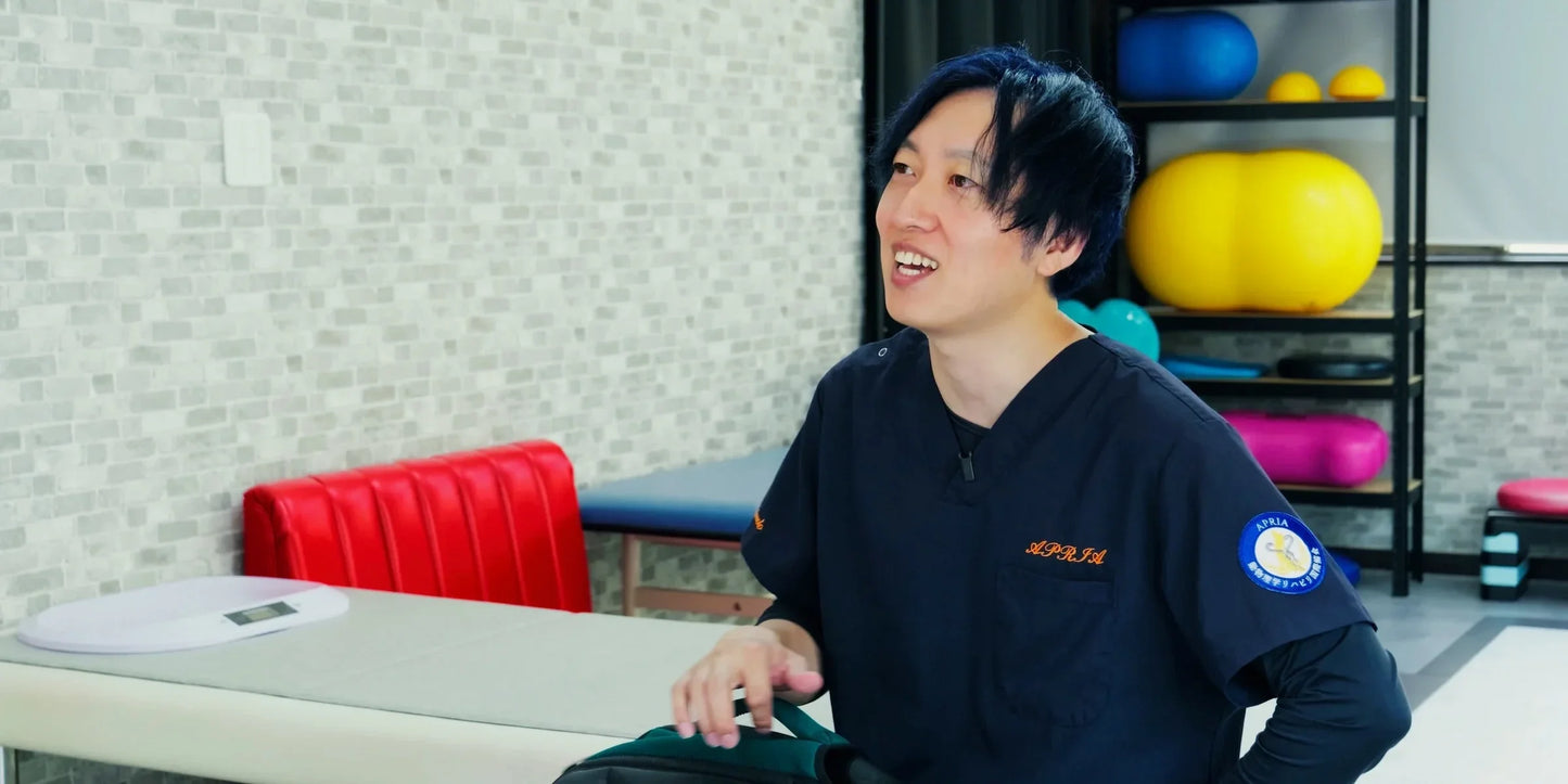ペットエクササイズグッズ Cinnamilで「ライフジャケット Inflatable Wetsuit」について話す岸本誠也さん